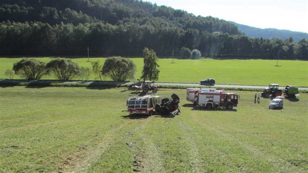 Pi sjdn ze svahu vleka strhla traktor a ten se pot pevrtil. idi vyvzl bez vnjch zrann.