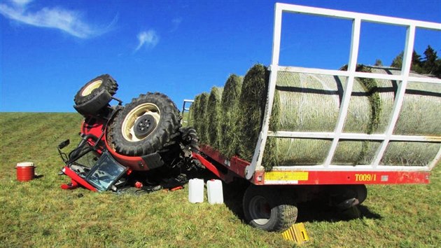 Pi sjdn ze svahu vleka strhla traktor a ten se pot pevrtil. idi vyvzl ze zdemolovan kabiny bez vnjch zrann.