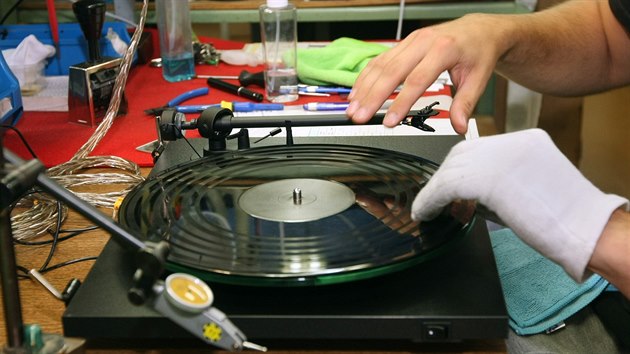 Montáž gramofonů v litovelské firmě SEV. Letos zde překročí magickou hranici sto tisíc vyrobených kusů za rok.