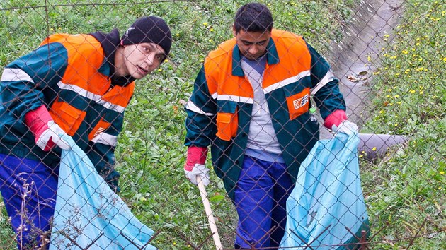 V Přerově v pondělí 5. října vyrazilo do práce devět dlouhodobě nezaměstnaných, kteří budou pro město například čistit břehy řeky a ulice města, či pomáhat na skládce v Žeravicích (na snímku).
