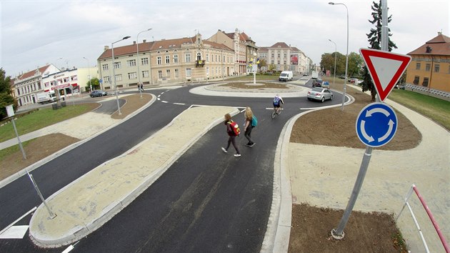 Nová kruhová kiovatka na prostjovském Pikrylov námstí nemá pechody pro...