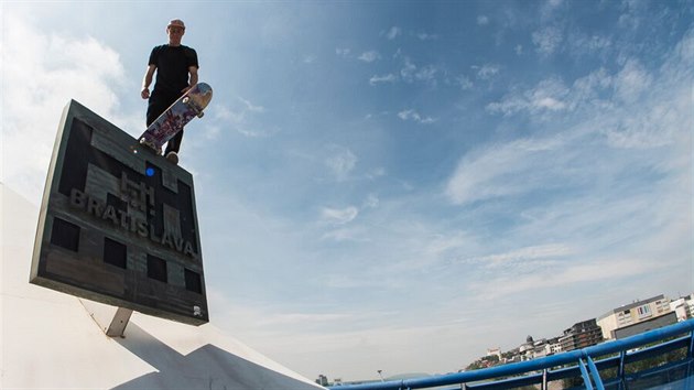 Maxim Habanec se skateboardem na bratislavském mostě