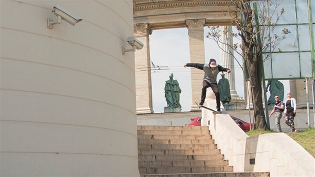 Maxim Habanec se předvádí na skateboardu.