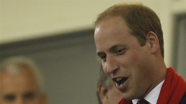 Princ William si znovu vzal rudou lu a fand ragbistm svho Walesu proti Fidi.