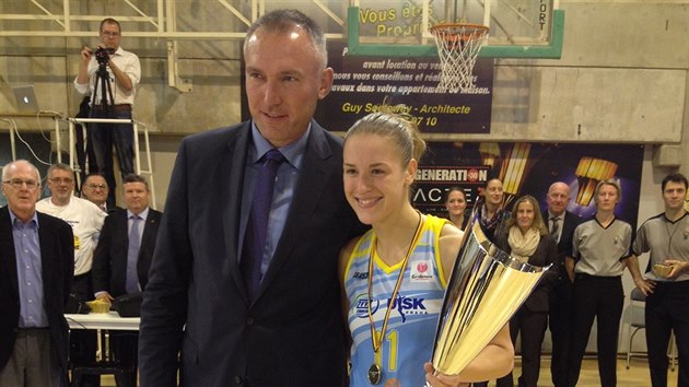 Kateina Elhotov z USK Praha se stala nejuitenj hrkou turnaje o evropsk Superpohr. Cenu j pedval Kamil Novk, generln sekret FIBA Europe.