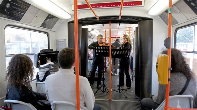 Filharmonici v Brn zahrli cestujcm v tramvaji. Slavili den hudby.