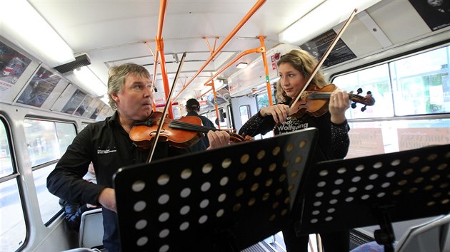 Filharmonici v Brn zahrli cestujcm v tramvaji. Slavili den hudby.