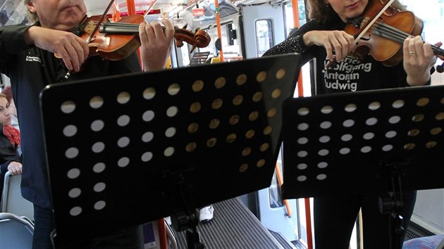 Filharmonici v Brn zahrli cestujcm v tramvaji. Slavili den hudby.