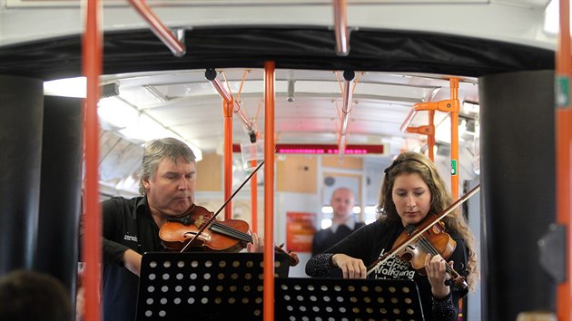 Filharmonici v Brn zahrli cestujcm v tramvaji. Slavili den hudby.