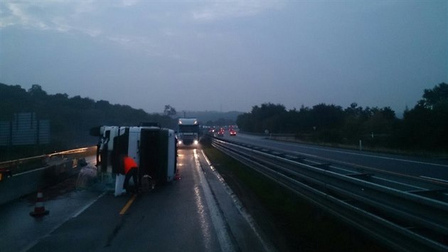 Pevrcen cisterna po pl est rno zcela zablokovala dlnici D2 ve smru na Brno.