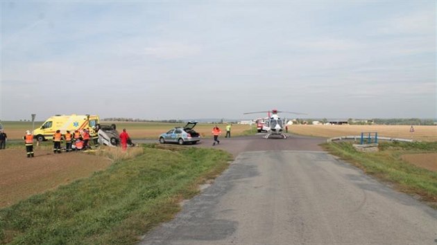 Stet na kiovatce vymrtil ob auta do pole. Jeden idi byl zrann lehce, druhho musel do nemocnice transportovat vrtulnk (3. 10. 2015).