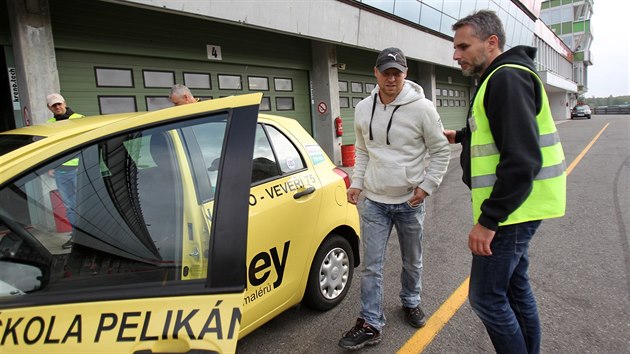 Nevidom si ve stedu zkusili zen auta na Masarykov okruhu v Brn.