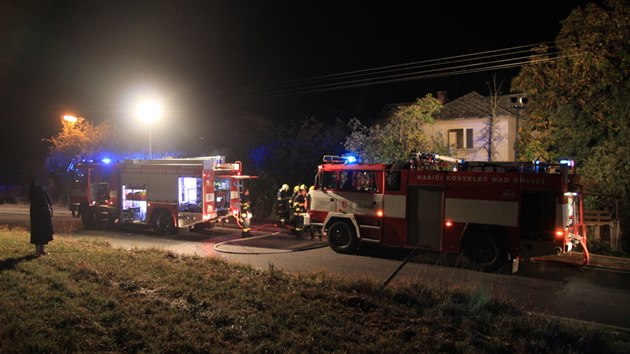 Hasiči našli při požáru domu v Kostelecké Lhotě na Rychnovsku mrtvou osobu (6.10.2015).