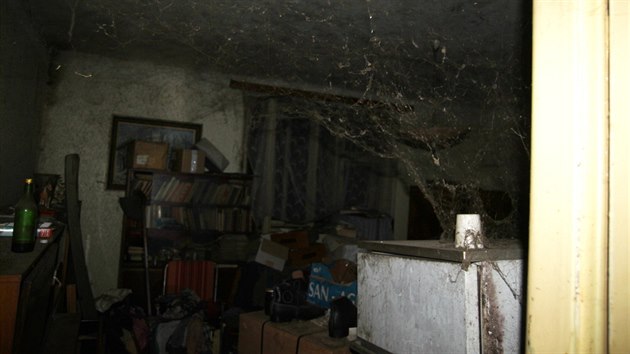 Hasiči našli při požáru domu v Kostelecké Lhotě na Rychnovsku mrtvou osobu (6.10.2015).