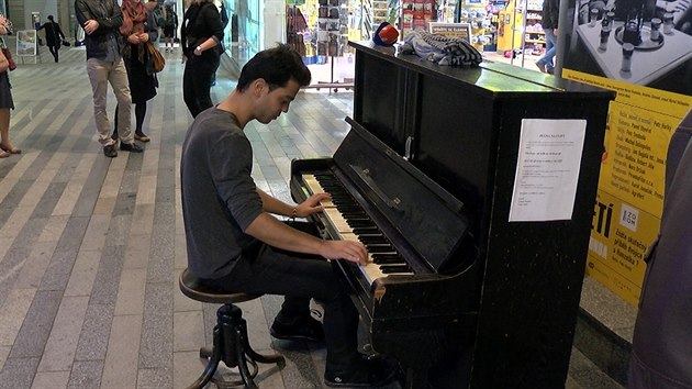 Uprchlík Niaime si zahrál v Praze na piano