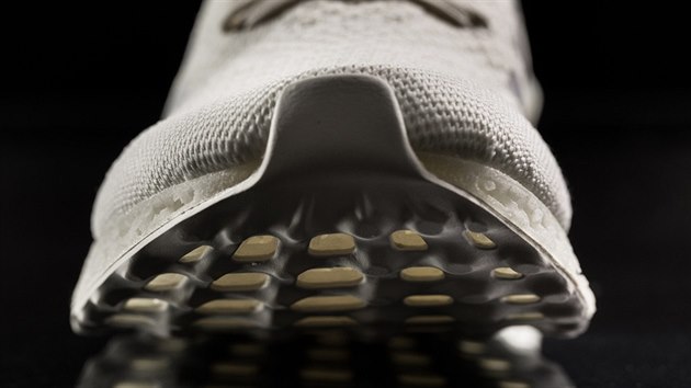 Detailn pohled na podeev z 3D tiskrny v rmci projektu Adidas Futurecraft 3D