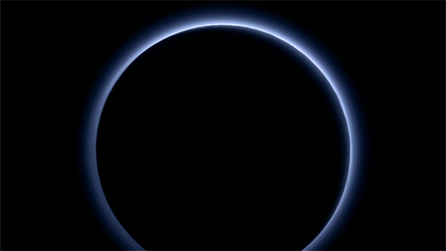 Vrstva oparu na Plutu na snmku pozenm sondou New Horizons odhaluje jeho modrou barvu.