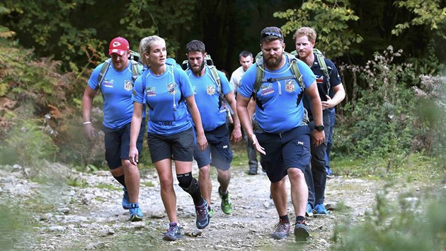 Princ Harry je patronem charitativn organizace Walking With The Wounded (Jdeme se zrannmi), se kterou ji v roce 2011 absolvoval st pochodu k severnmu plu. O dva roky pozdji se astnil charitativn trekov soute v Antarktid a nyn pjdou 1 600 kilometr po britsk pevnin.