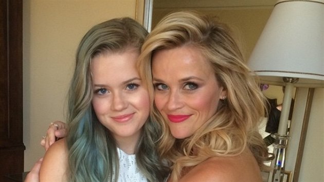 Herečka Reese Witherspoonová a její dcera Ava, která už prorazila jako fotomodelka. Má stejně roztomilou tvářičku jako její matka. Reese však sama přiznala, že její sláva dceři v nabídkách na focení hodně pomohla. 