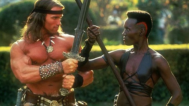 Arnold Schwarzenegger a Grace Jonesov ve filmu Niitel Conan (1984)