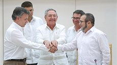 Kubánský prezident Raúl Castro pe�etí dohodu mezi kolumbijským prezidentem...