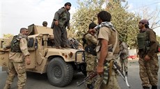 Afghánská armáda se snaí sehnat pomoc zrannému civilistovi v boji o msto...