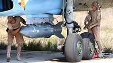 Rutí vojáci na základn Hmímím v Sýrii nasazují rakety na stroj Su-34. (5....