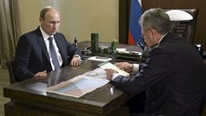 Ruský ministr obrany Sergej ojgu podává prezidentu Putinovi zprávu o bojích v...