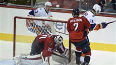 Branká Braden Holtby z Washingtonu zasahuje v utkání s NY Islanders.