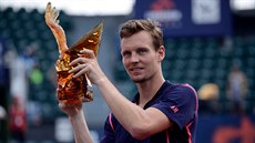 Tomá� Berdych s trofejí pro vít�ze turnaje v �ínském �en-�enu.