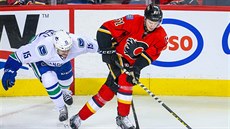 Puk odehrává Brett Kulak z Calgary, dotíra na nj Derek Dorsett z Vancouveru.