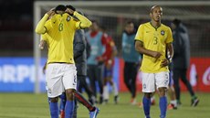 Brazil�tí fotbalisté Elias (vlevo) a Miranda po proh�e s Chile.