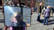 Akce student� chebského gymnázia V�da p�ed radnicí.
