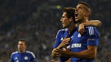JOOOO! Franco Di Santo (vpravo) ze Schalke 04 slaví gól, který vstelil...