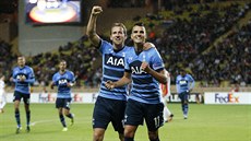 HURÁ, DALI JSME GÓL. Erik Lamela (vpravo) a jeho spoluhrá z Tottenhamu Harry...