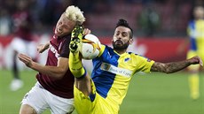 HLAVOU PROTI NOZE. Ladislav Krej�í ze Sparty jde odvá�n� do souboje se soupe�em...