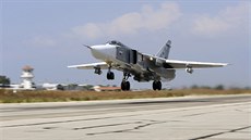 Ruský stroj Su-24M startuje z letit Hmeimim  v Sýrii.