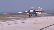Letoun Su-24 ruského letectva na letiti v syrském Hmeimimu (5. záí 2015)