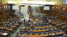 Kosovská opozice si nebere servítky, v parlamentu útoila slzným plynem (8....
