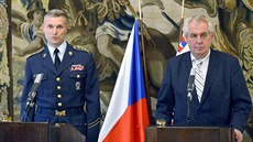 Prezident Milo Zeman a velitel hradní stráe Radim Studený pi tiskové...