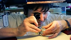 Ruční výroba hodinek Prim ve společnosti Elton hodinářská v Novém Městě nad...