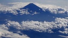 OSAMLA HORA. Japonská hora Fudi v obklopení mrak pohledem z letadla. Fudi...