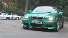 Stovce voz BMW ve Slatianech poehnal fará Boguslaw Partyka