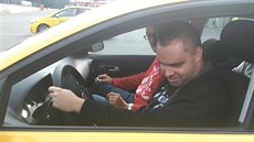 Nevidomí lidé řídili auta na brněnském automotodromu