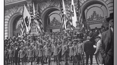 Hromadná fotografie československých legionářů před sanfranciskou radnicí v...