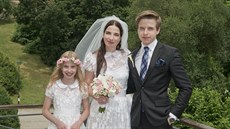 Michaela Jílková na svatební fotografii s dcerou Marukou a synem Jakubem....