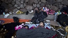 Dti afghánských uprchlík spí na kraji silnice. Rodie s dtmi pipluli na...