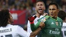 Keylor Navas, branká� fotbalist� Realu Madrid, p�ijímá gratulace od spoluhrá��...