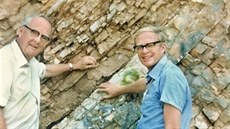 Luis W. Alvares a jeho syn Walter u hraniního sedimentu K-T v italském Gubbiu...