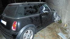 Do malého vozítka se nasoukalo sedm lidí. Opilec za volantem ale �ízení...